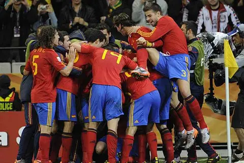 التاريخ يعيد نفسه.. 5 مؤشرات تمنح إسبانيا الأمل في تكرار إنجاز 2010 بكأس العالم